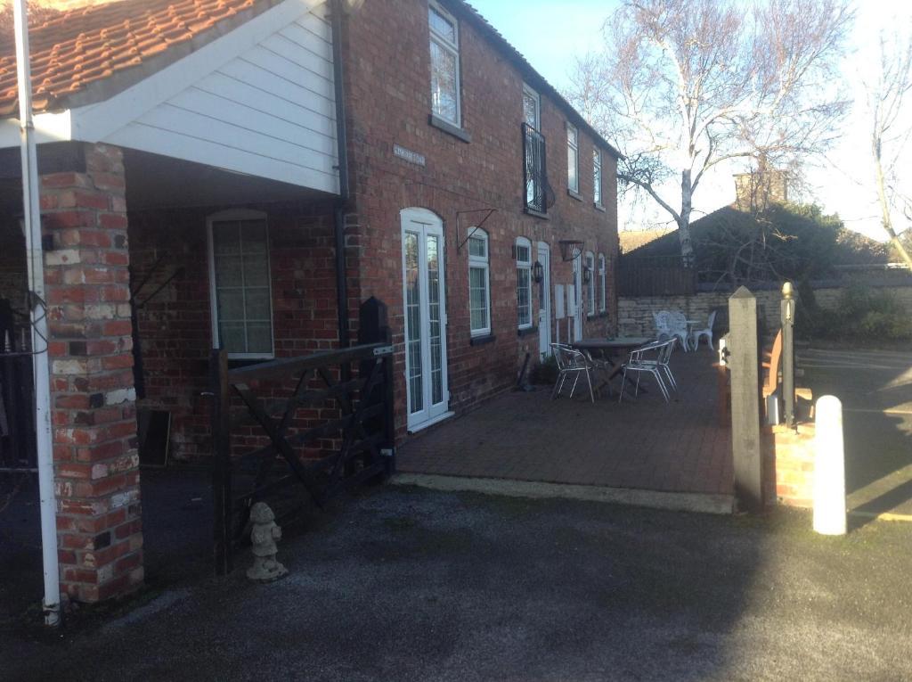 The Lincolnshire Poacher Inn Metheringham Buitenkant foto