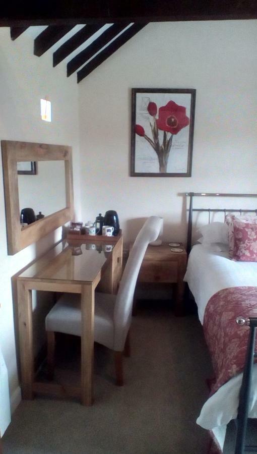 The Lincolnshire Poacher Inn Metheringham Buitenkant foto